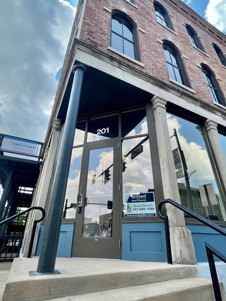 201 W Main St, Plainfield, IN for lease - Building Photo - Image 3 of 9