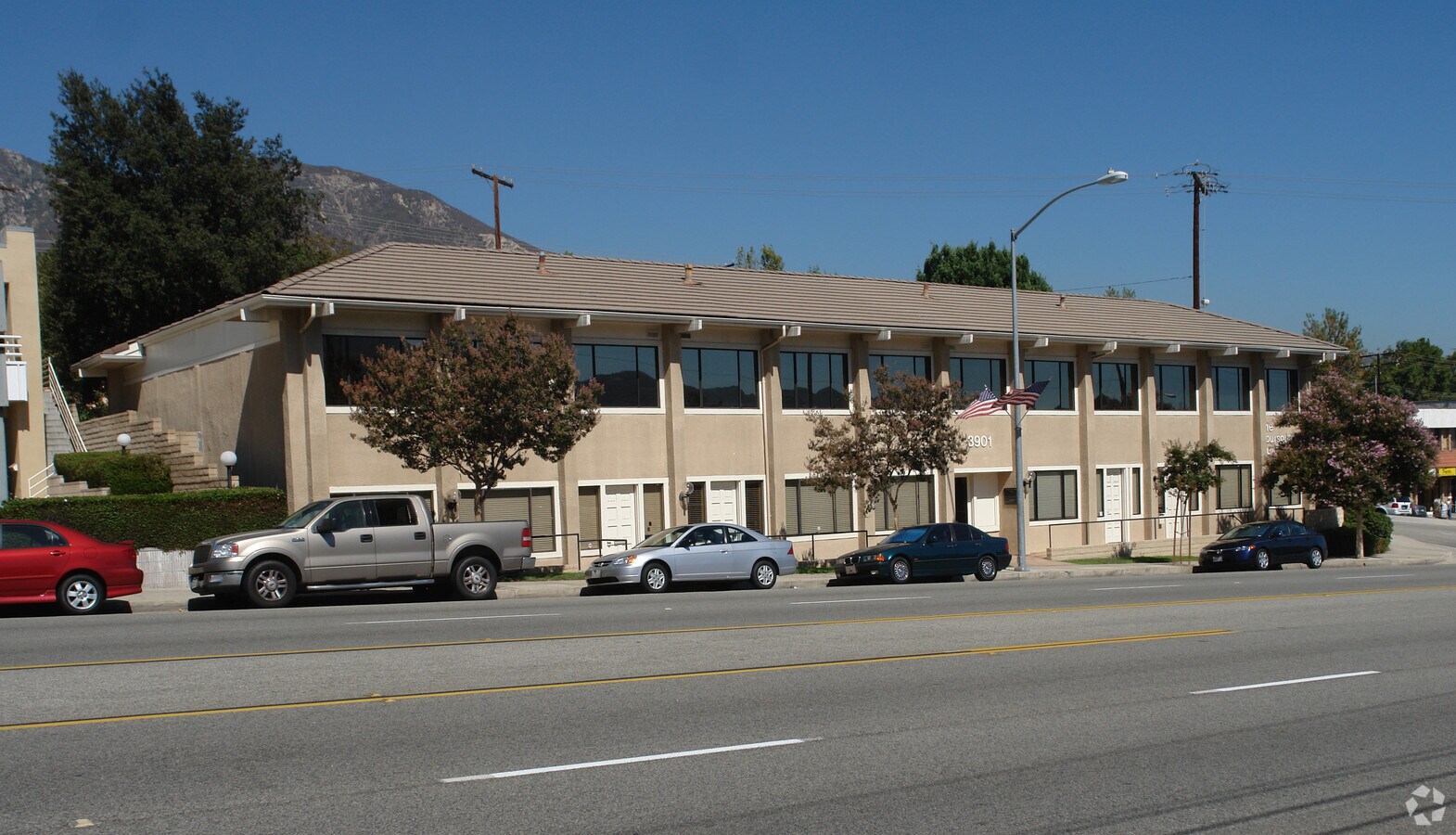 3901 Foothill Blvd, La Crescenta, CA 91214