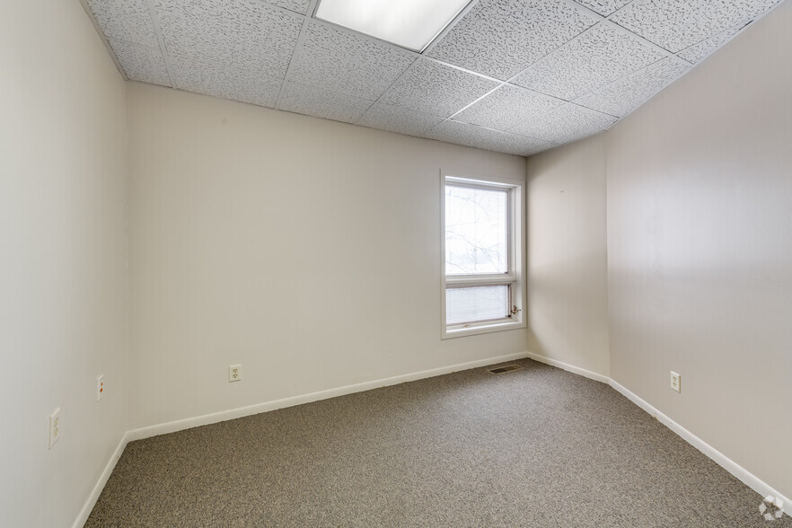 5380 Holiday Ter, Kalamazoo, MI for lease - Interior Photo - Image 3 of 14