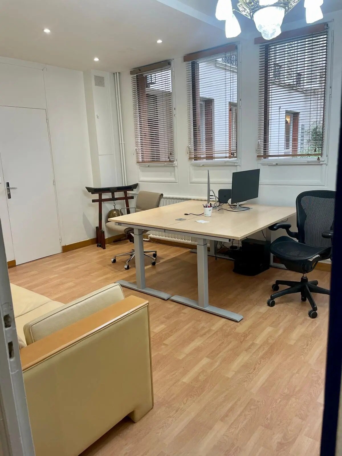 Office in Neuilly-sur-Seine for lease Interior Photo- Image 1 of 8