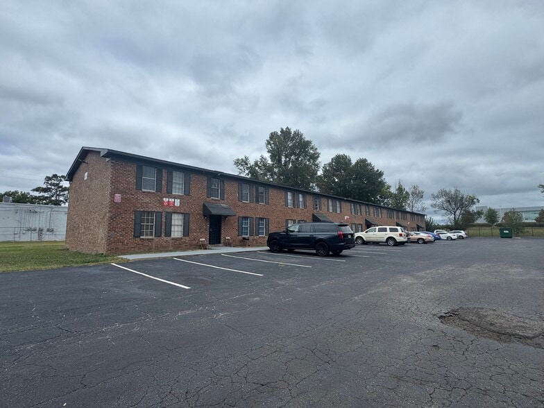 3815-3823 Baker Plaza Dr, Columbus, GA for sale - Building Photo - Image 3 of 13
