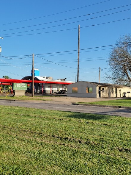 2614 SW Lee Blvd, Lawton, OK for sale - Building Photo - Image 3 of 12