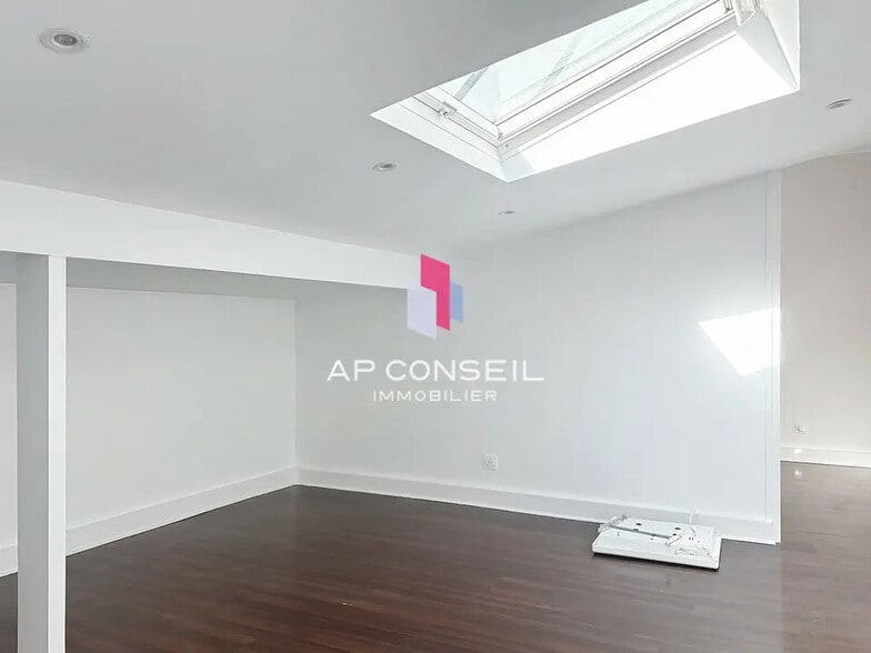 Office in Versailles for lease - Interior Photo - Image 2 of 10