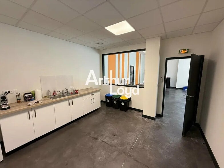 Flex in Fréjus for lease - Interior Photo - Image 3 of 10
