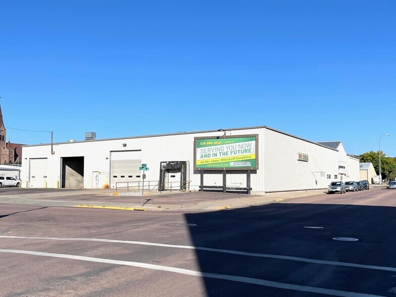 218 E 1st Ave, Mitchell, SD for sale - Primary Photo - Image 1 of 1