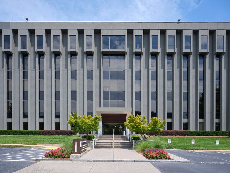 5775 Glenridge Dr NE, Atlanta, GA for lease - Building Photo - Image 1 of 15