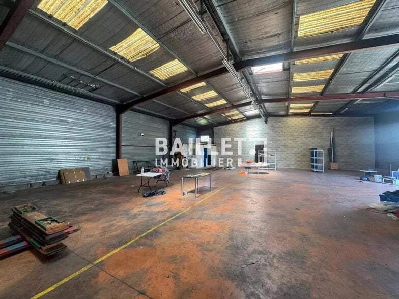 Industrial in Contes for lease - Interior Photo - Image 2 of 14