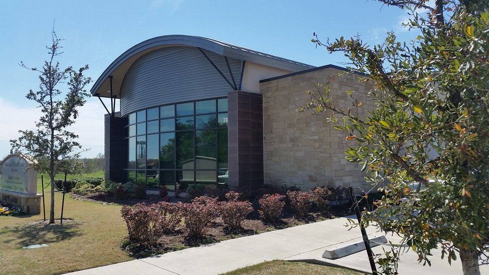 7801 Oakmont Blvd, Fort Worth, TX for lease - Primary Photo - Image 1 of 7