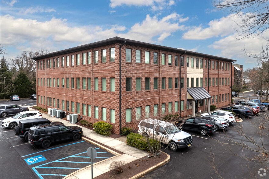 370 E Maple Ave, Langhorne, PA for lease - Building Photo - Image 2 of 6