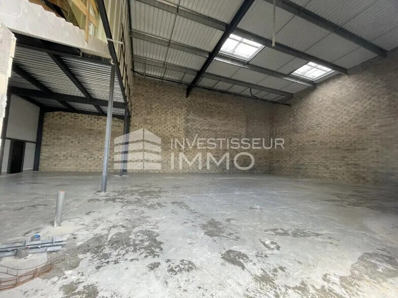 Flex in La Queue-en-Brie for lease - Interior Photo - Image 2 of 4