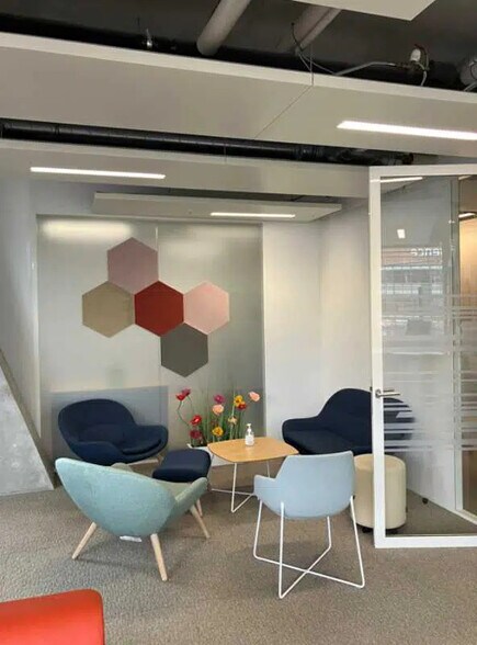 Office in Lyon for lease - Building Photo - Image 3 of 31