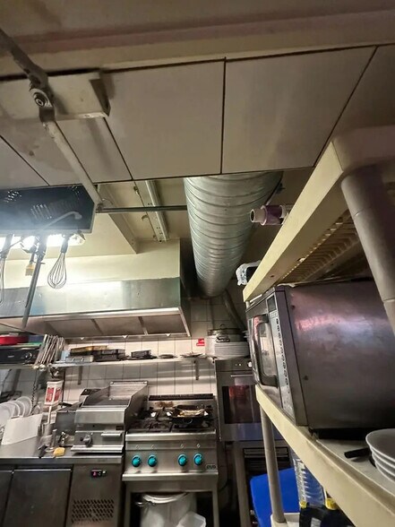 Retail in Paris for lease - Interior Photo - Image 1 of 6