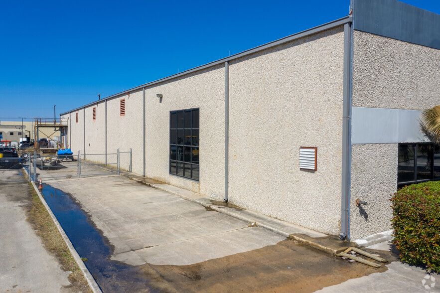 6111 Woodlake Ctr, San Antonio, TX for lease - Building Photo - Image 2 of 10