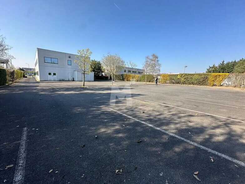 Office in Morangis for sale - Building Photo - Image 3 of 11