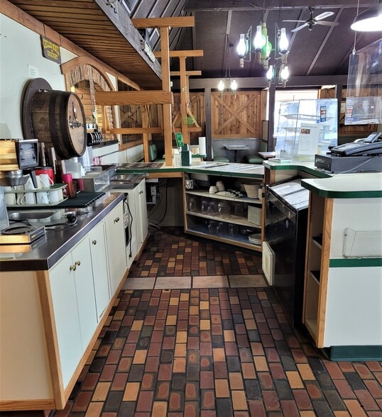 630 NE Main St, Lewistown, MT for lease - Interior Photo - Image 3 of 13