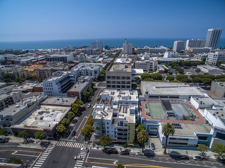 525 Santa Monica Blvd, Santa Monica, CA for sale - Building Photo - Image 3 of 8