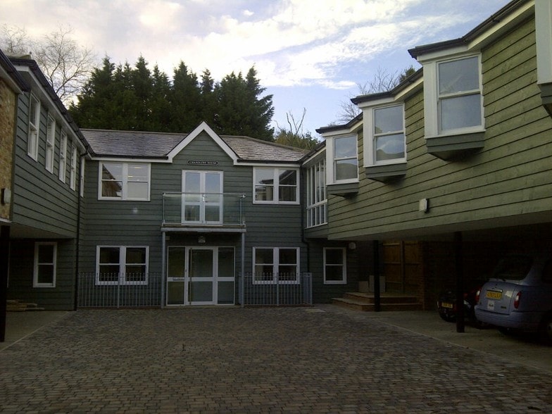 191-195 Sparrows Herne, Bushey for lease - Primary Photo - Image 1 of 2