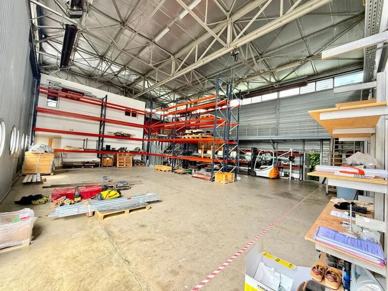 Industrial in Saint-Raphaël for lease - Interior Photo - Image 1 of 13