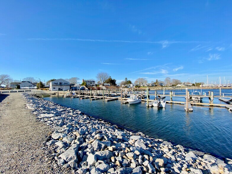 17 Point Rd, Portsmouth, RI 02871