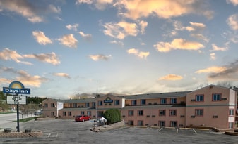Days Inn by Wyndham Custer - Motel