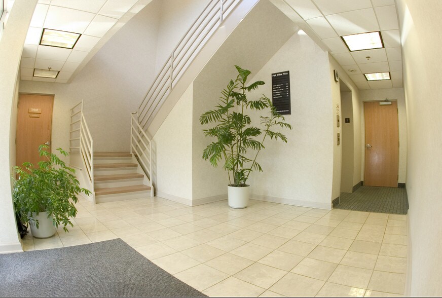 3826-3830 Park Ave, Edison, NJ for lease - Lobby - Image 2 of 3