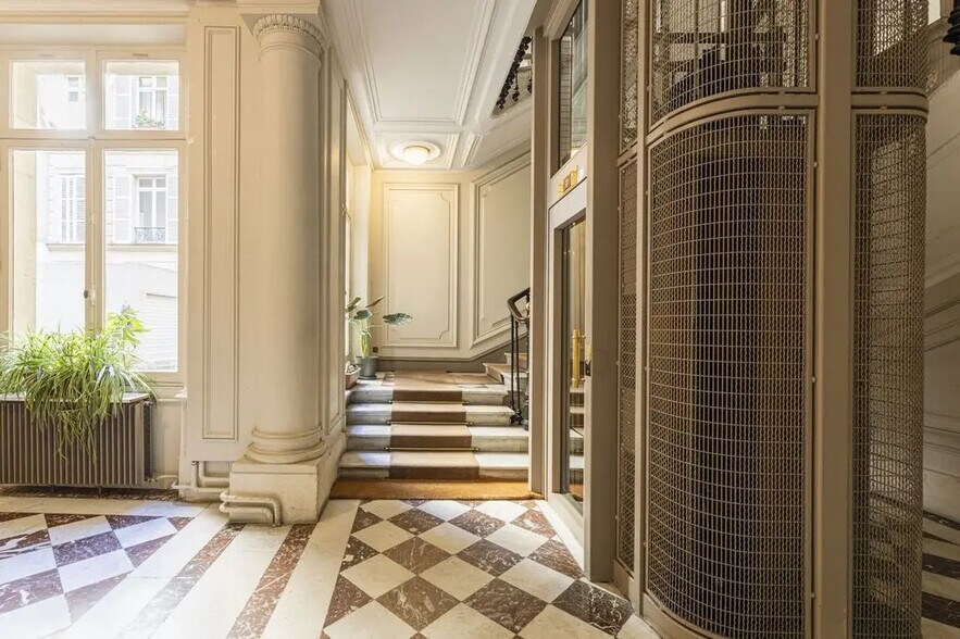 Office in Paris for lease - Lobby - Image 3 of 8