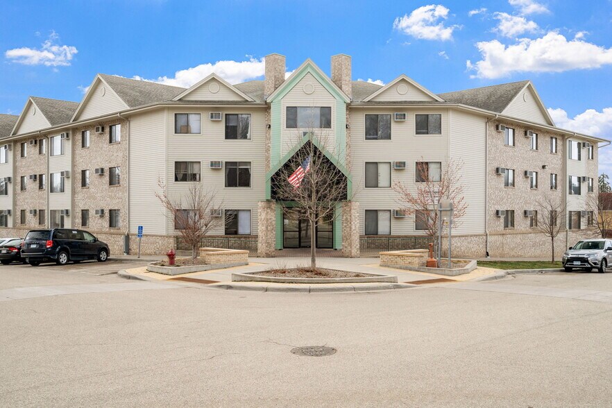 220 N Walnut St, Chaska, MN 55318 Townsquare Apartments