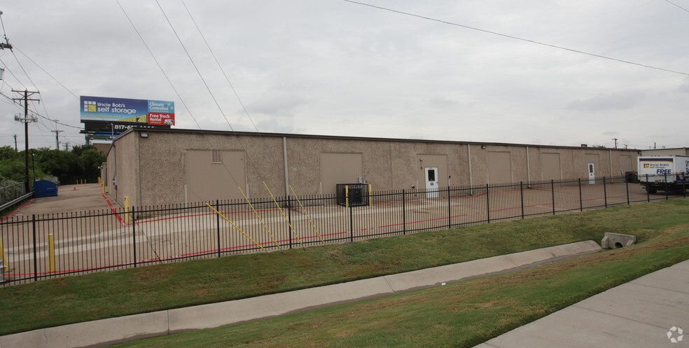 1061-1075 Duncan Perry Rd, Arlington, TX for lease - Building Photo - Image 2 of 4