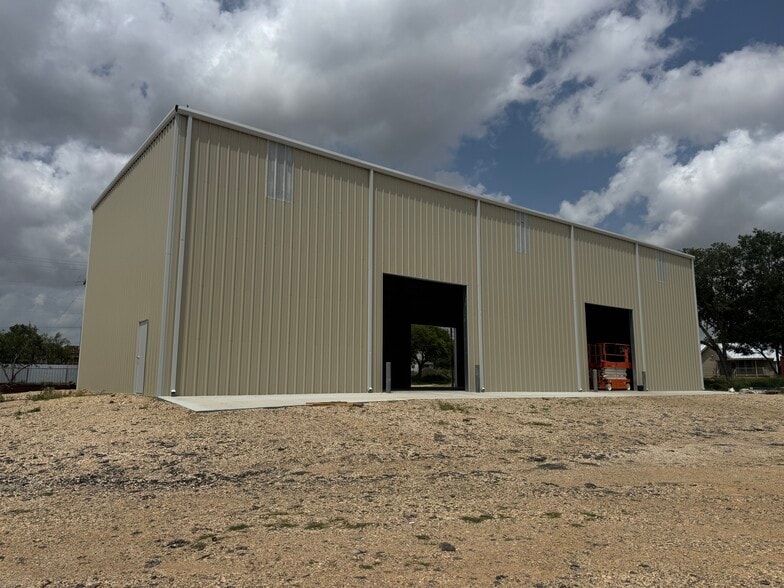 14018 Old Corpus Christi rd, Elmendorf, TX for lease - Building Photo - Image 2 of 3