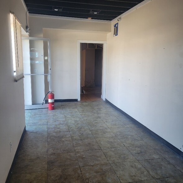 608 E 10 Mile Rd, Hazel Park, MI for lease - Interior Photo - Image 3 of 11