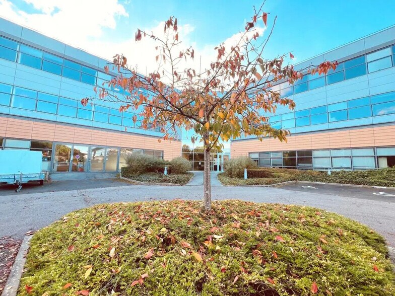 Office in Élancourt for lease - Building Photo - Image 1 of 17