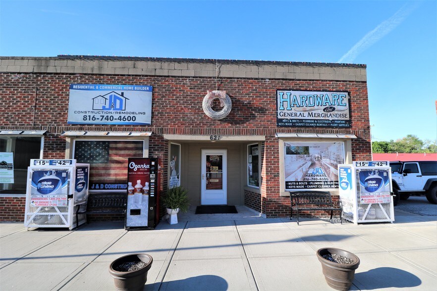 621 Oak St, Lathrop, MO 64465