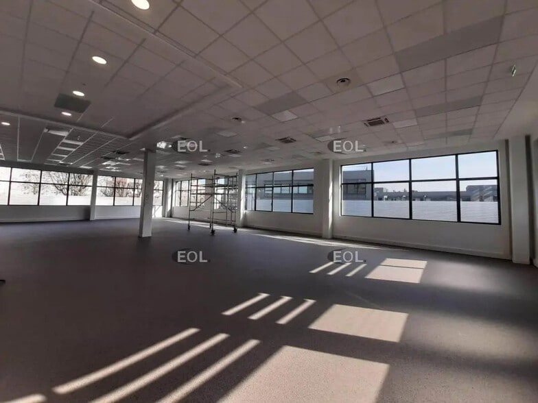 Office in Bagneux for lease - Building Photo - Image 2 of 11