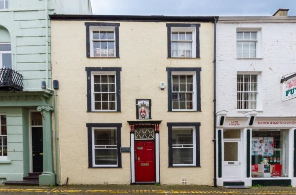 4 Castle St, Caernarfon for sale Building Photo- Image 1 of 1