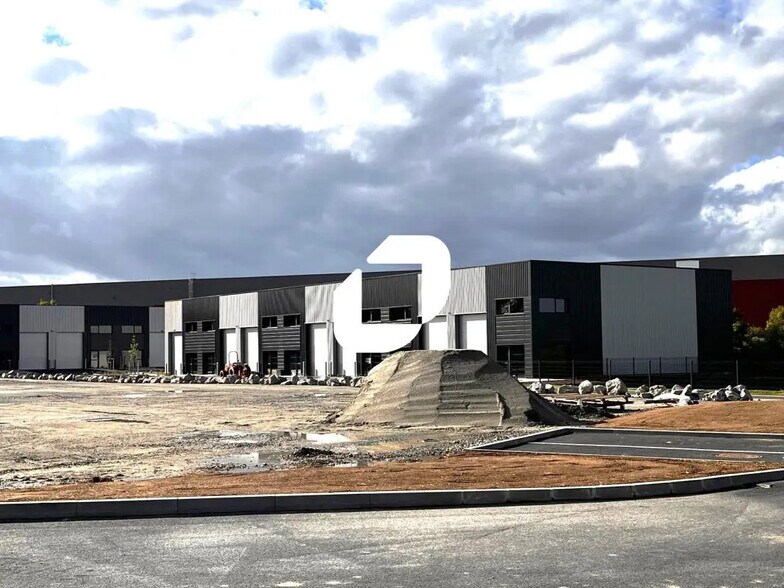 Flex in GRANDCHAMP-DES-FONTAINES for lease - Building Photo - Image 2 of 15