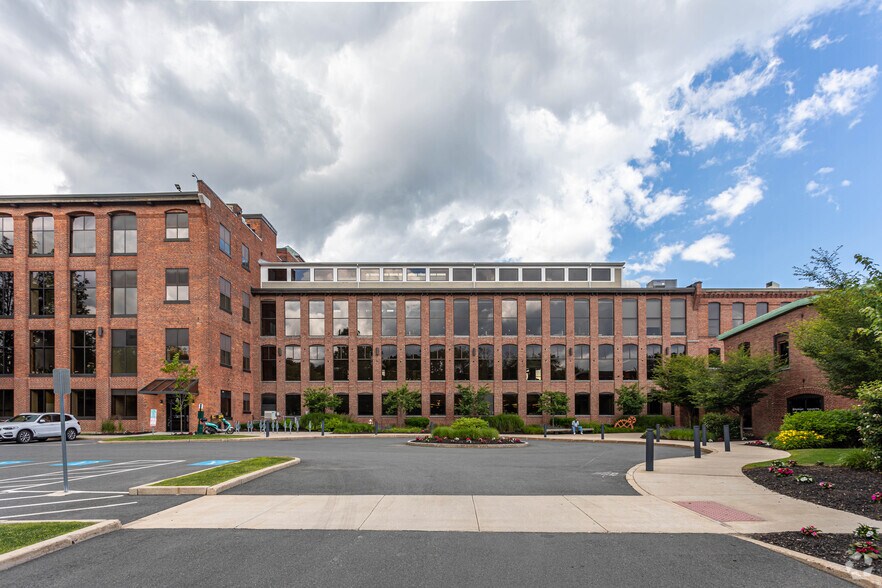 480 Pleasant St, Watertown, MA for lease - Building Photo - Image 2 of 6