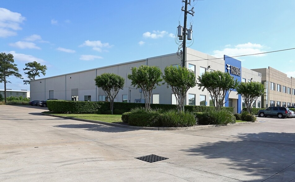 8410 N Sam Houston Pky W, Houston, TX for lease - Building Photo - Image 1 of 6