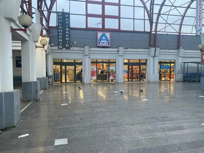 Retail in Avignon for sale - Building Photo - Image 2 of 5