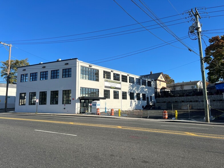 190 Mineola Ave, Roslyn Heights, NY for lease - Building Photo - Image 2 of 5