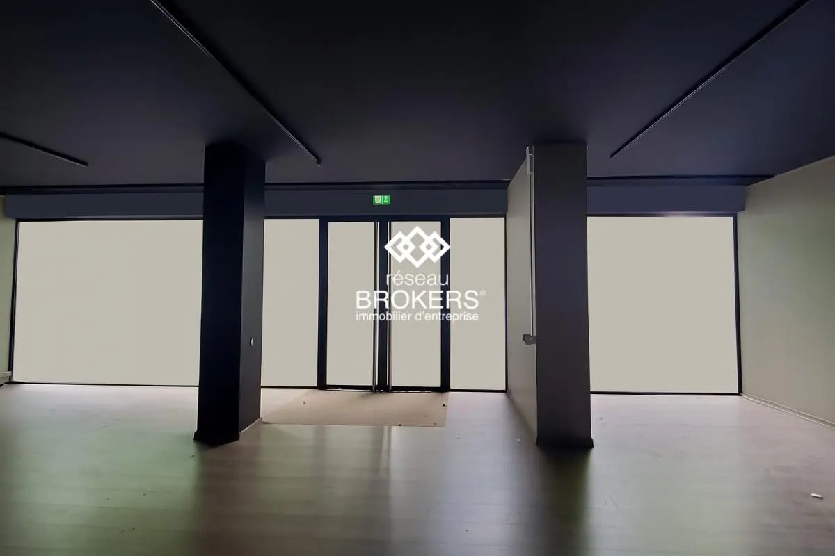 Retail in Annecy for lease Interior Photo- Image 1 of 9