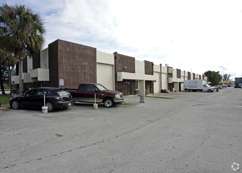 8012-8076 W 21st Ave, Hialeah, FL for lease - Building Photo - Image 3 of 6