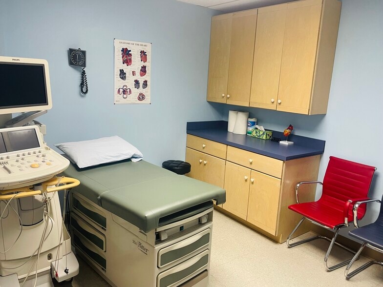 2616 Sherwood Hall Ln, Alexandria, VA for sale - Interior Photo - Image 3 of 54