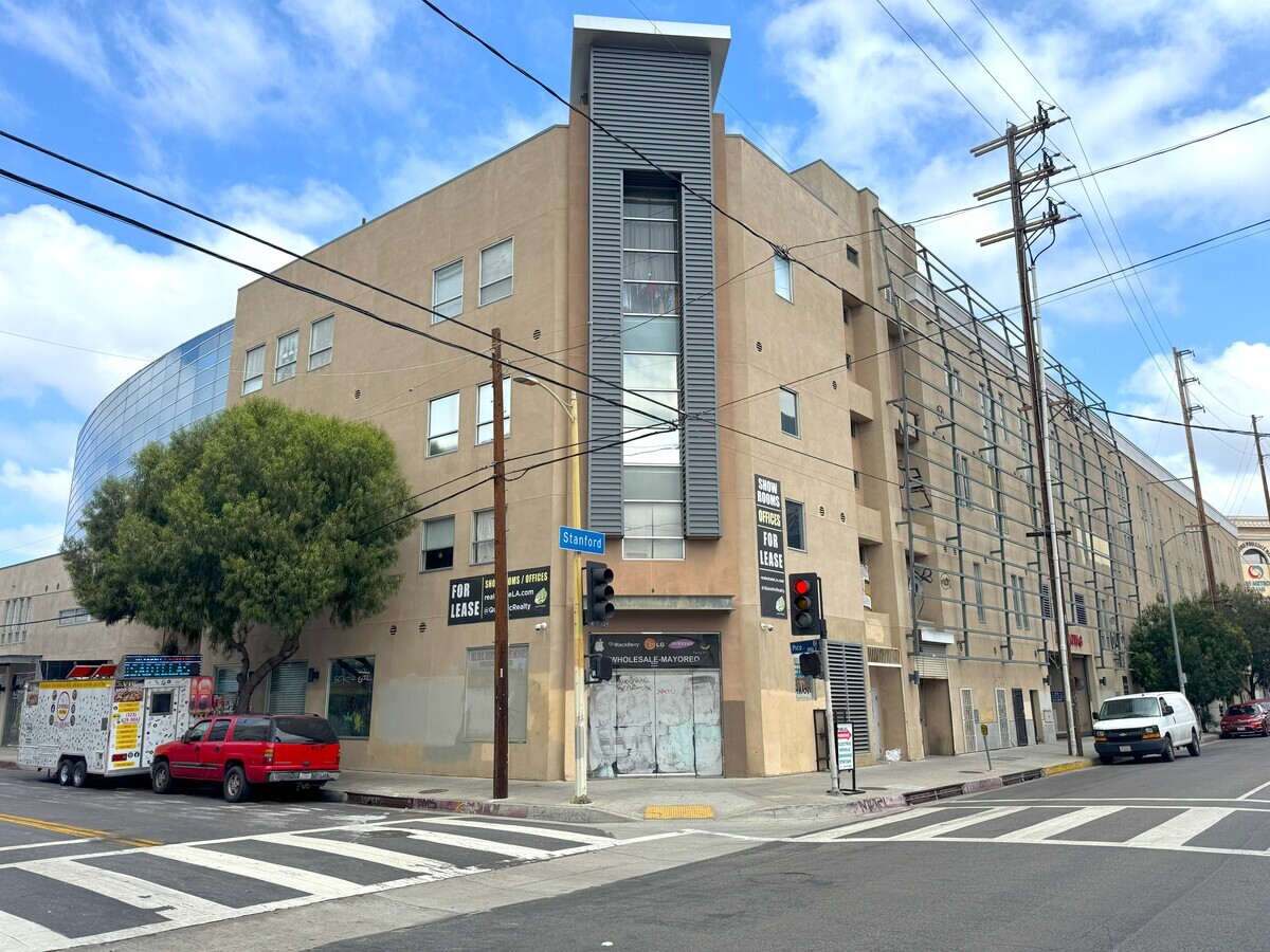 800 E 12th St, Los Angeles, CA for lease Interior Photo- Image 1 of 13