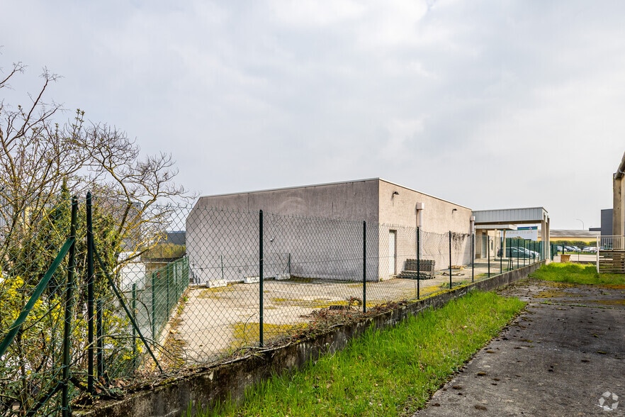 Industrial in Corbas for lease - Building Photo - Image 2 of 2