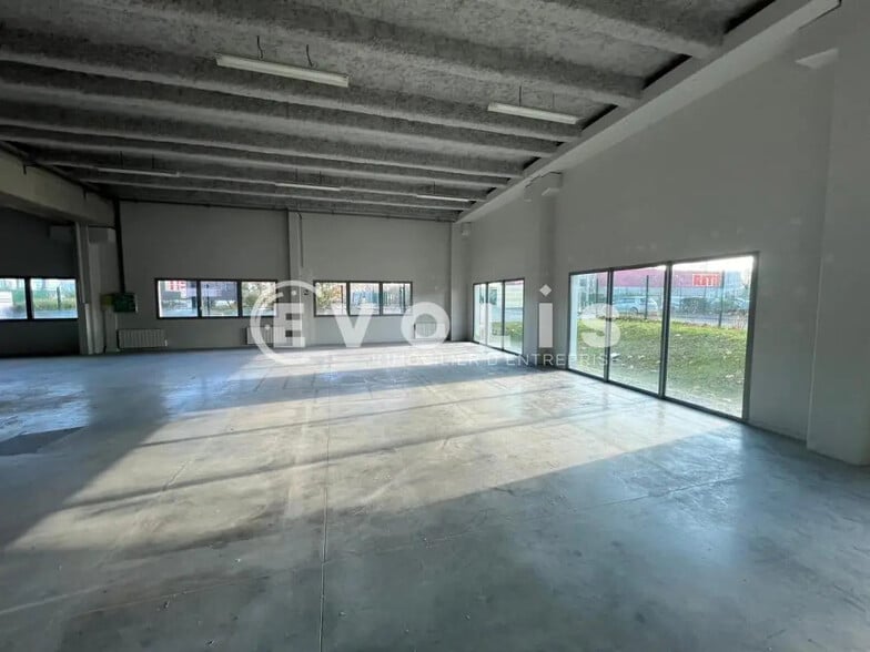 50 Rue Jean Zay, Saint-Priest for lease - Building Photo - Image 3 of 82