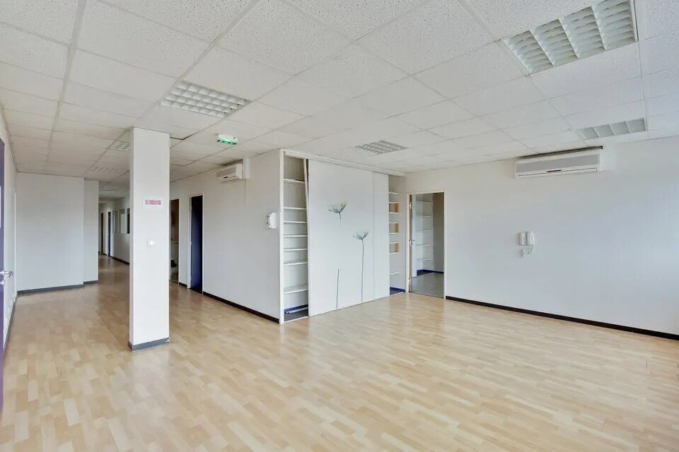 Office in Cenon for lease Interior Photo- Image 1 of 17