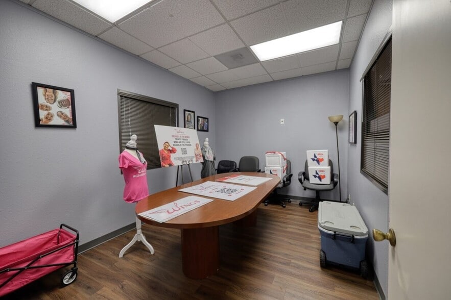 2929 Mossrock Dr, San Antonio, TX for lease - Interior Photo - Image 2 of 36