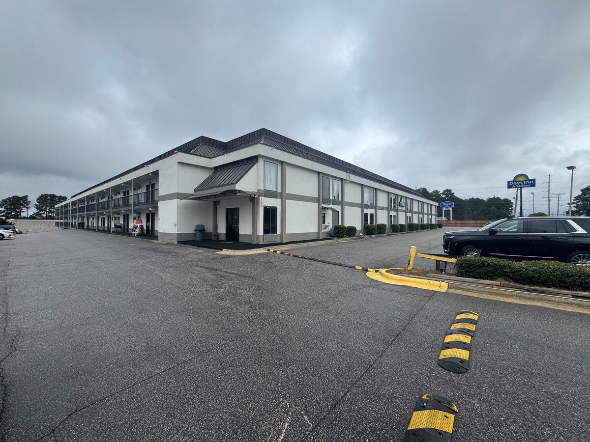 1720 Skibo Rd, Fayetteville, NC 28303 - Days Inn & Suites by