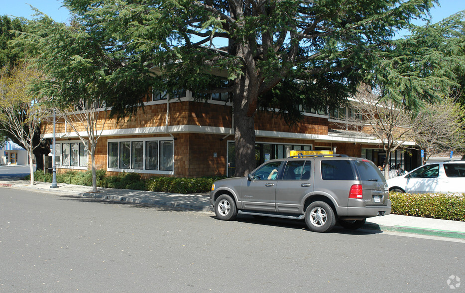 1571-1577 Carob Ln, Los Altos, CA for lease - Primary Photo - Image 1 of 4