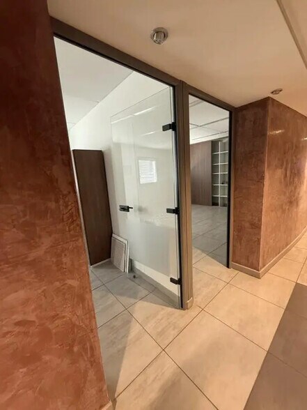 Office in Fréjus for lease - Building Photo - Image 3 of 10